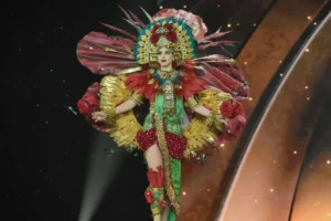 Desfiló Fátima Bosch en la gala de traje típico en Miss Universo 2025