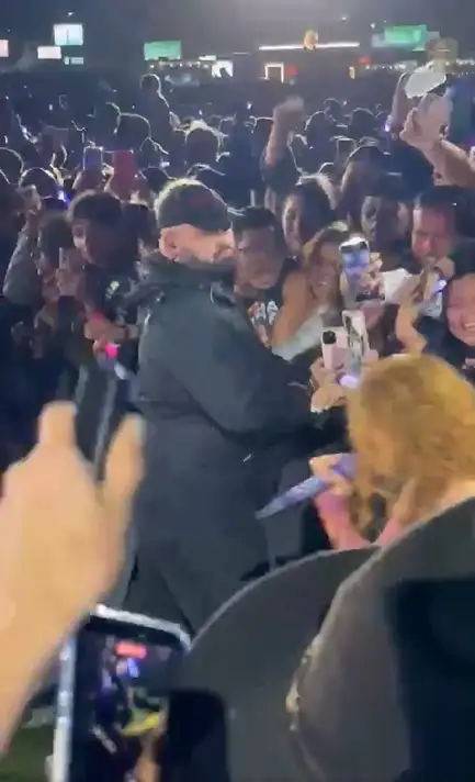 Guardia de seguridad bloquea a imitadora de Shakira en concierto de Bogotá 2 Guardia bloquea a imitadora de Shakira en concierto en Bogotá