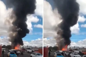 (VIDEOS) Incendio de bodegas en la México-Puebla genera gran columna de humo