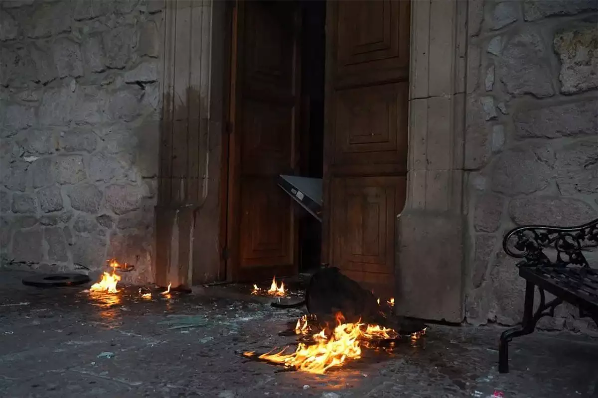 manifestantes exigen justicia por el asesinato de Carlos Manzo