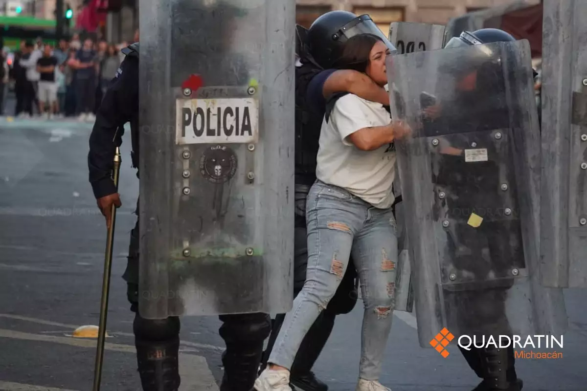 manifestantes exigen justicia por el asesinato de Carlos Manzo