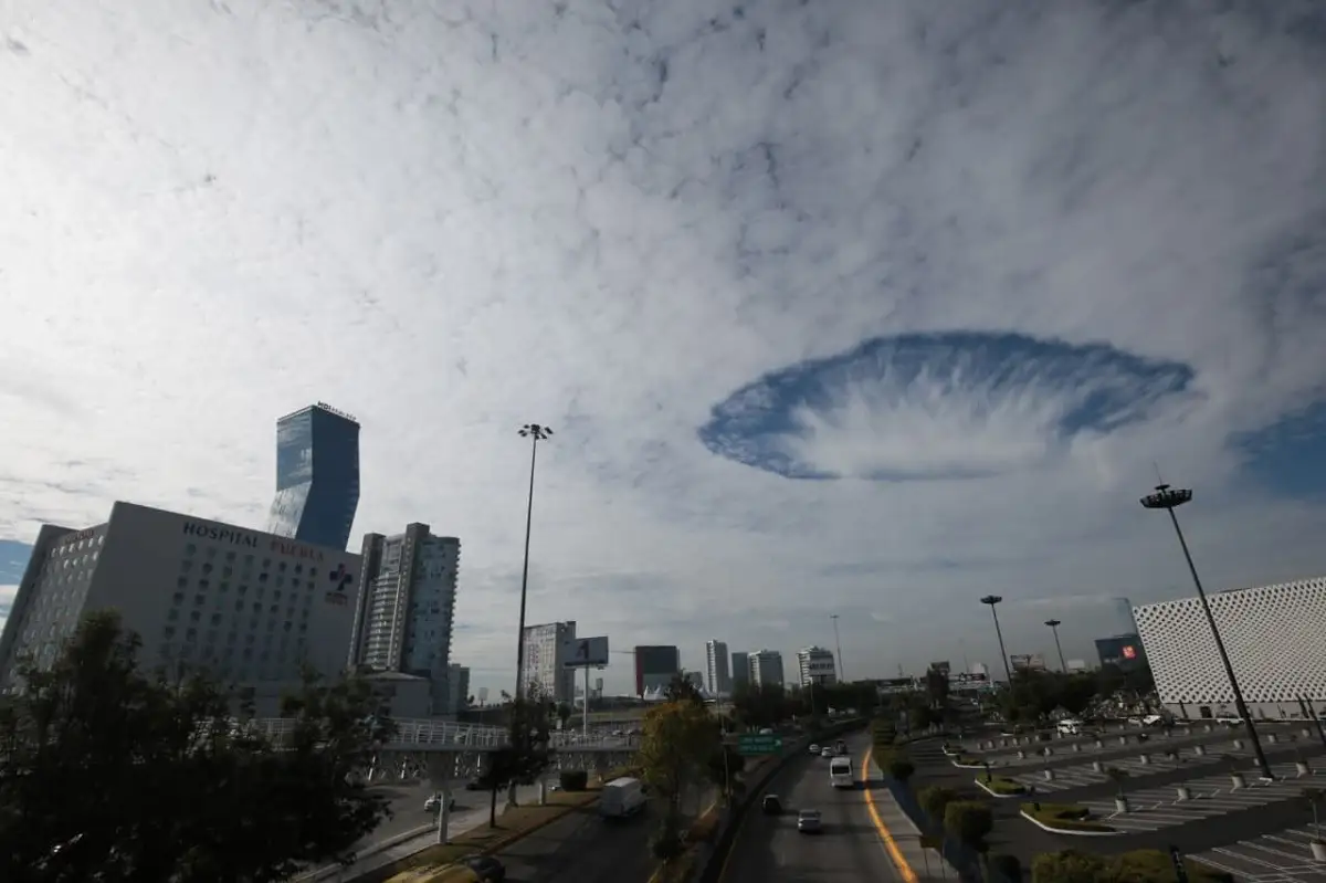 Aparece nube cavum en Puebla con forma de ovni