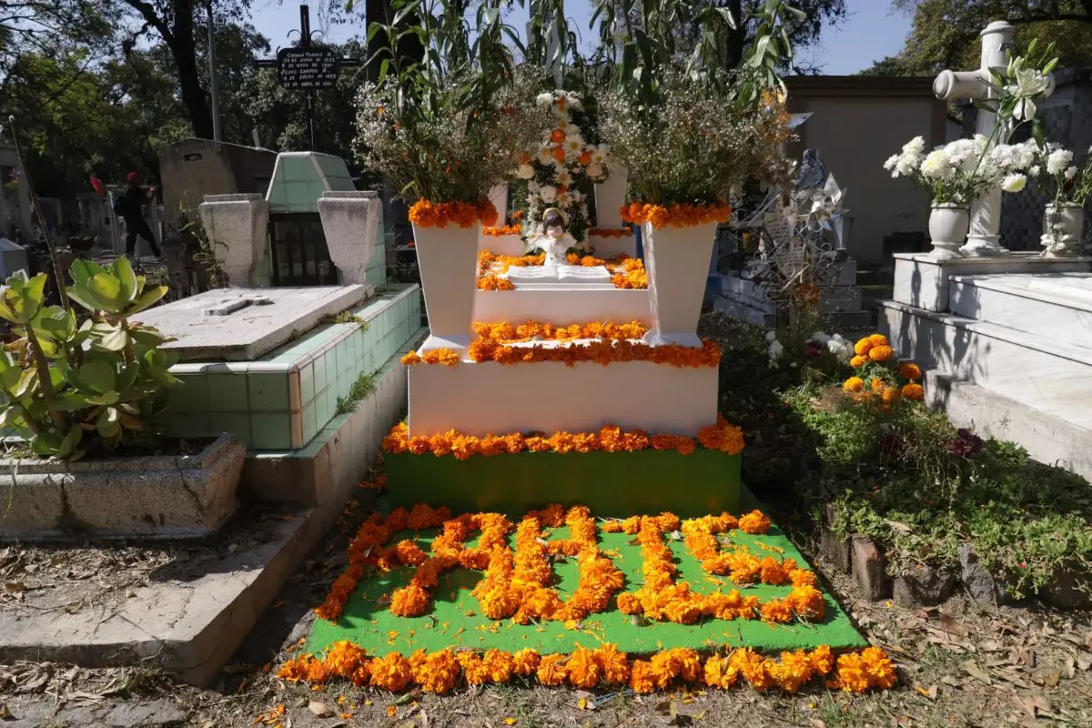 (FOTOS) Poblanos acuden a panteones a recordar a sus seres queridos este Día de Muertos 2 (FOTOS) Así se ven los panteones el Día de Muertos en Puebla