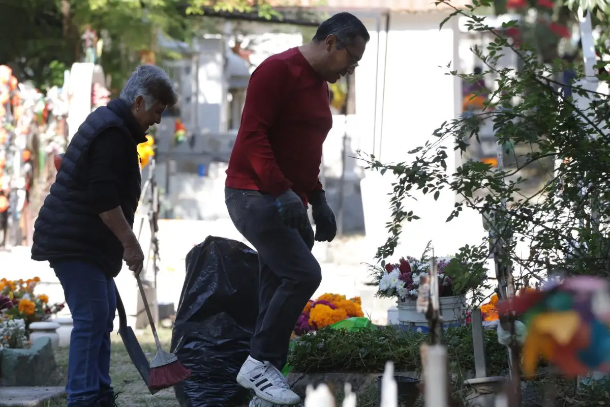 (FOTOS) Poblanos acuden a panteones a recordar a sus seres queridos este Día de Muertos 3 (FOTOS) Así se ven los panteones el Día de Muertos en Puebla