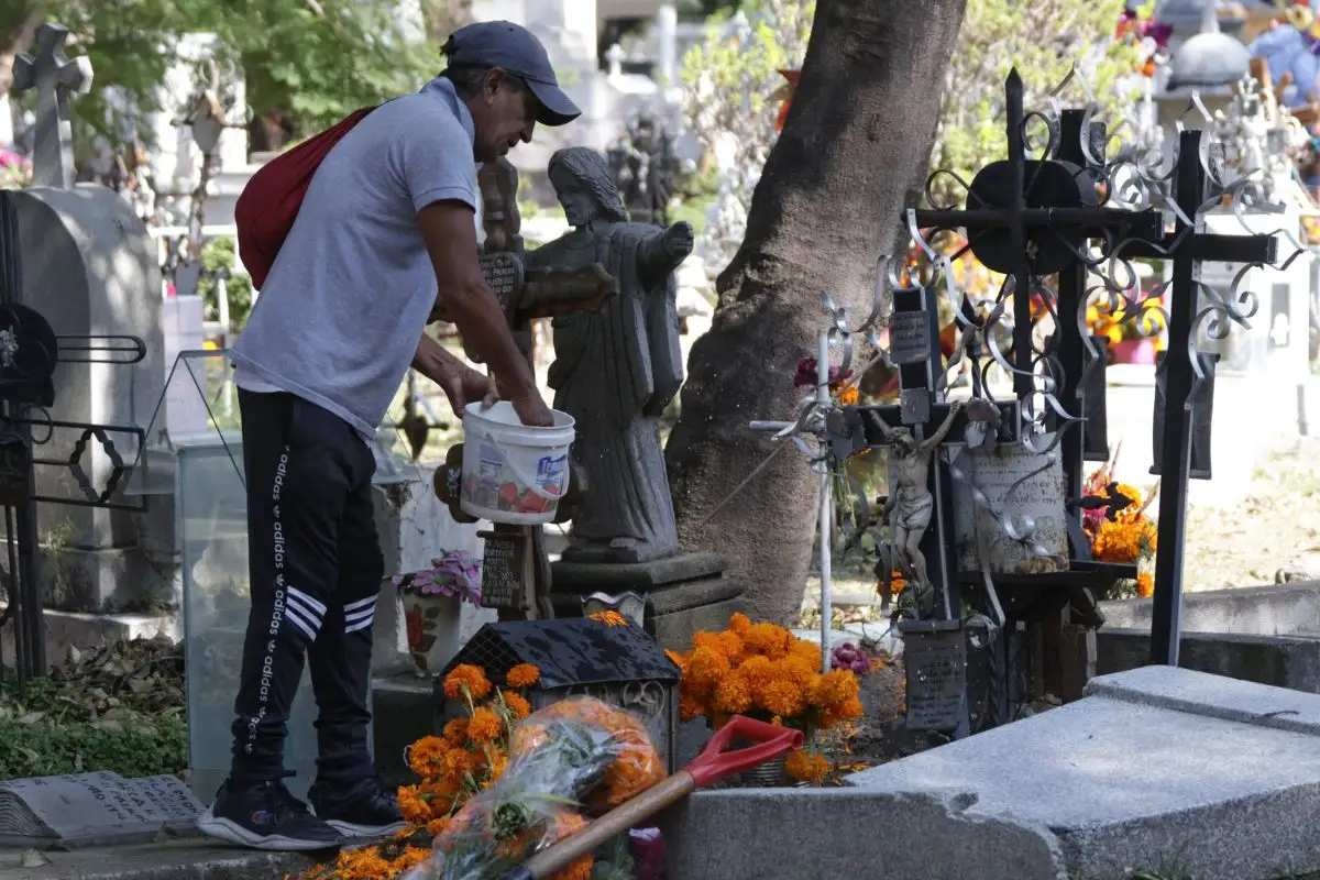 (FOTOS) Poblanos acuden a panteones a recordar a sus seres queridos este Día de Muertos 5 (FOTOS) Así se ven los panteones el Día de Muertos en Puebla