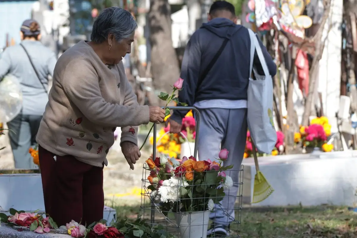 (FOTOS) Poblanos acuden a panteones a recordar a sus seres queridos este Día de Muertos 4 (FOTOS) Así se ven los panteones el Día de Muertos en Puebla