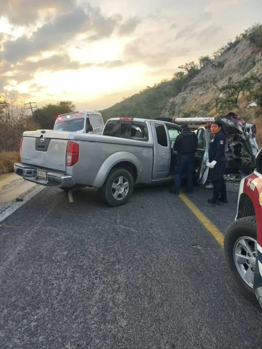 Patrulla de Tulcingo chocó en la federal 190 y hay un muerto