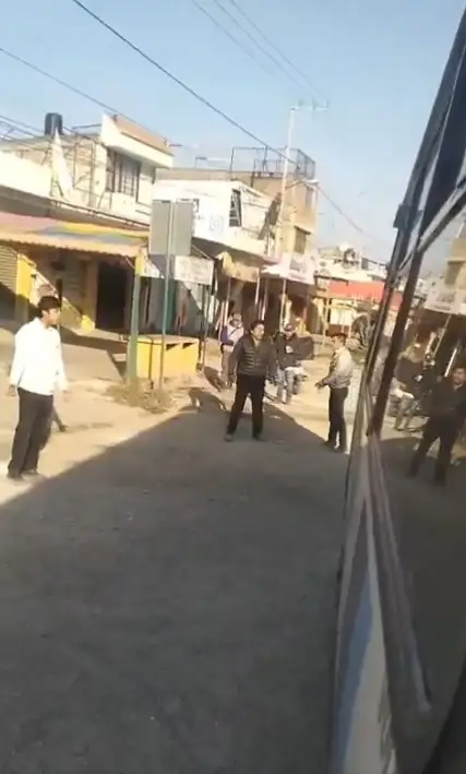 Captan pelea entre conductores de ruta Flecha Azul en El Capulín