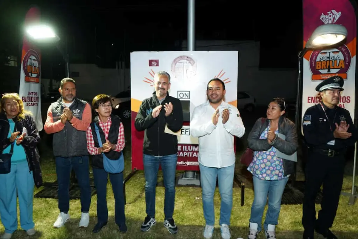 Enciende Gobierno de Pepe Chedraui luminarias modernizadas en colonia S.N.T.E con Puebla Brilla