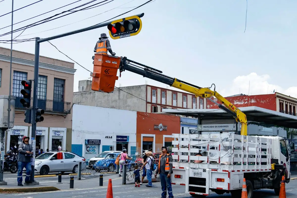 “Semáforos al 100”: Ayuntamiento de Puebla invertirá 219.6 mdp en 800 2 Ayuntamiento de Puebla invertirá en Semáforos al 100 para colocar 800