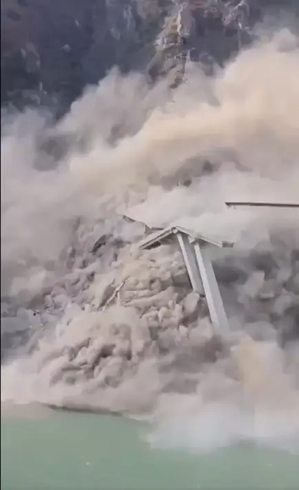 (VIDEO) Puente Hongqi, en China, colapsa a unos meses de su inauguración