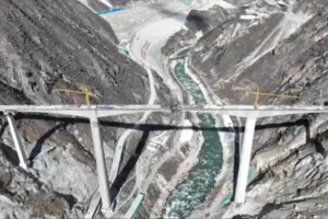 (VIDEO) Puente Hongqi, en China, colapsa a unos meses de su inauguración