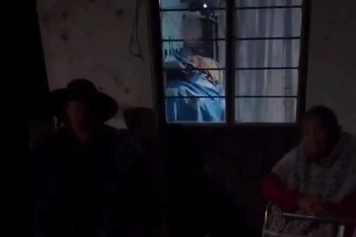 Familiares sacan a mujer de su propia casa en Acatzingo