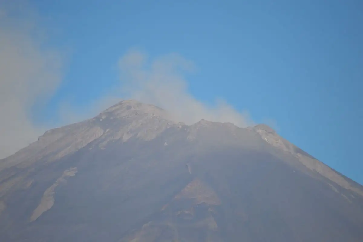 Captan a sujetos huyendo en el Popocatépetl tras escuchar estruendo del volcán