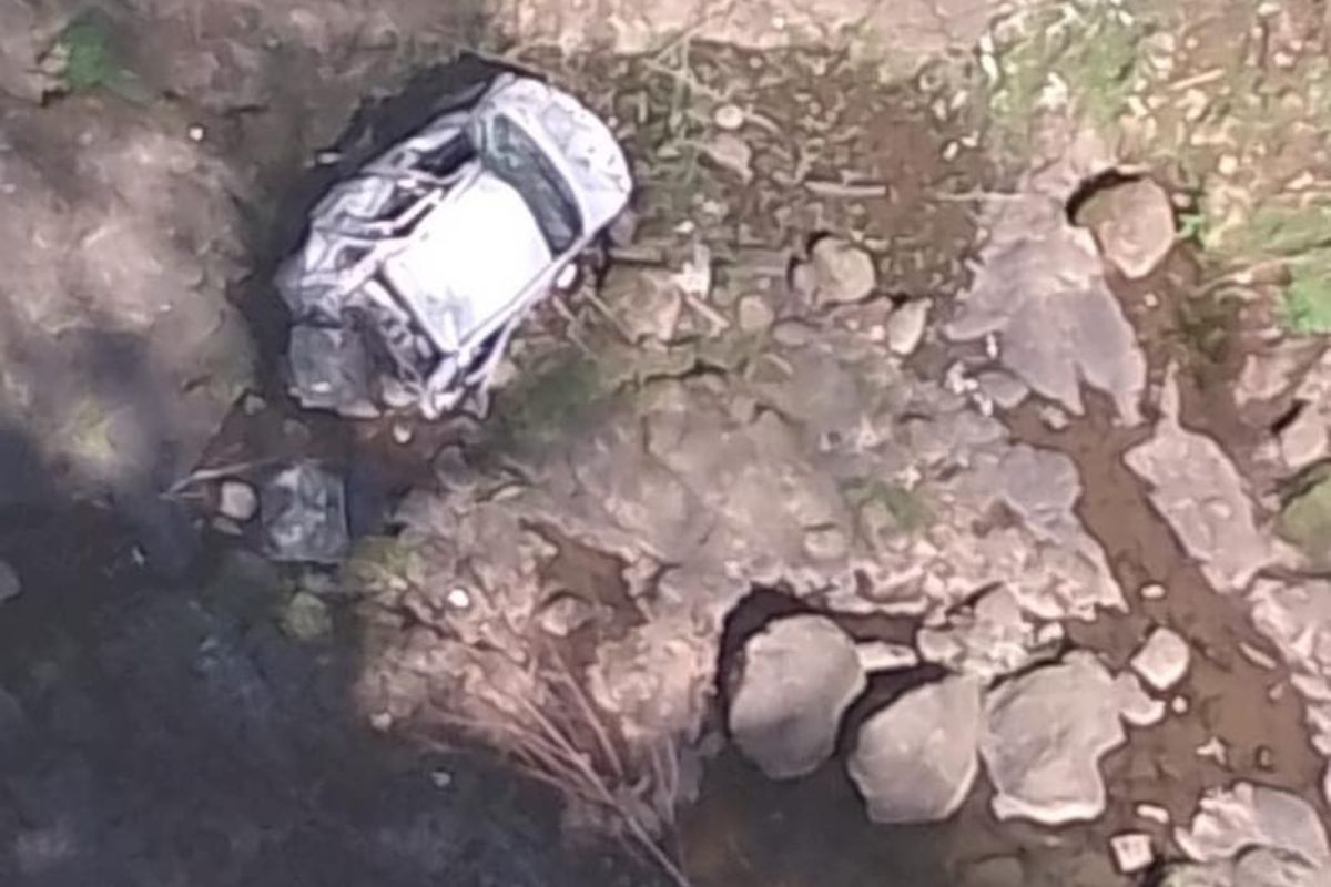 Auto cae del puente Totolapa