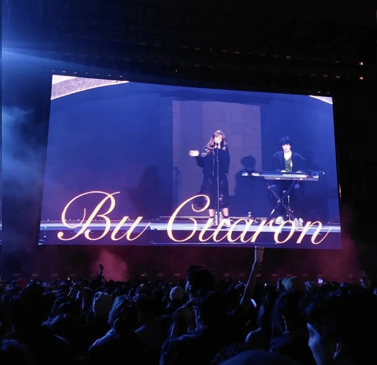 Bu Cuarón responde a críticas tras abrir concierto de Dua Lipa