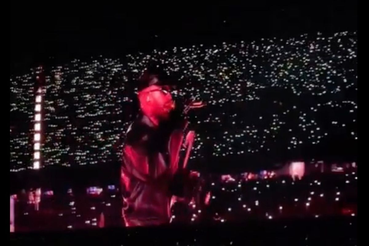 Bad Bunny invita a Feid para cantar "Perro Negro" en su segundo concierto en la CDMX 2 Bad Bunny invita a Feid para cantar "Perro Negro" en su segundo concierto en la CDMX