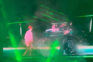 Bad Bunny invita a Feid para cantar "Perro Negro" en su segundo concierto en la CDMX