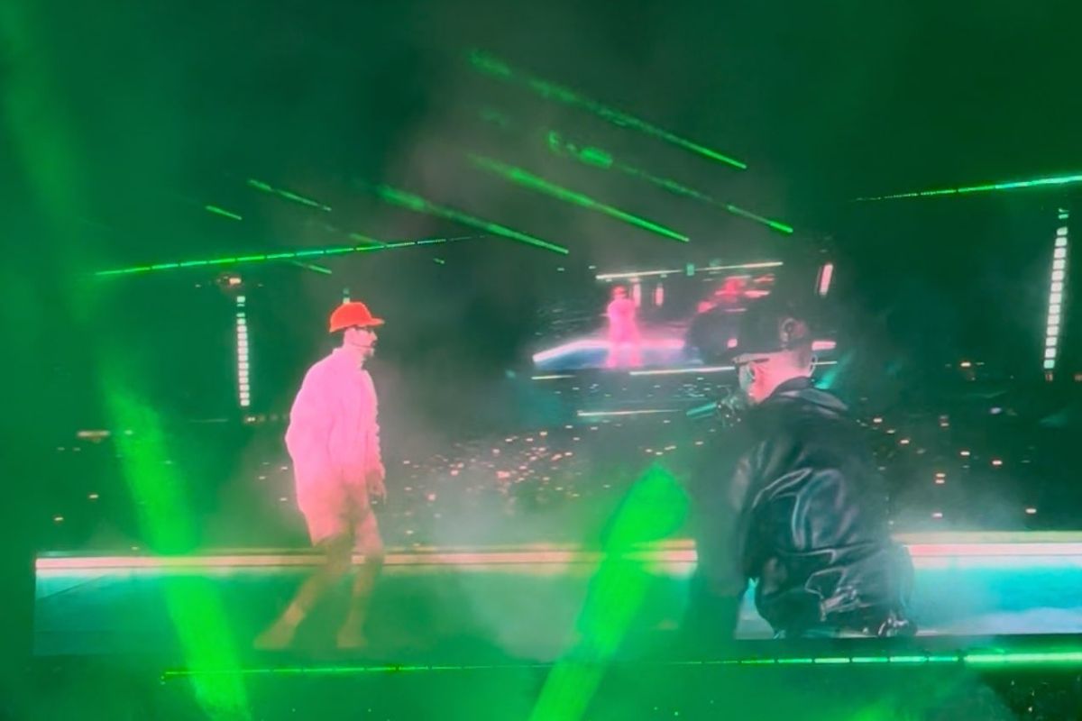 Bad Bunny invita a Feid para cantar "Perro Negro" en su segundo concierto en la CDMX 1 Bad Bunny invita a Feid para cantar "Perro Negro" en su segundo concierto en la CDMX