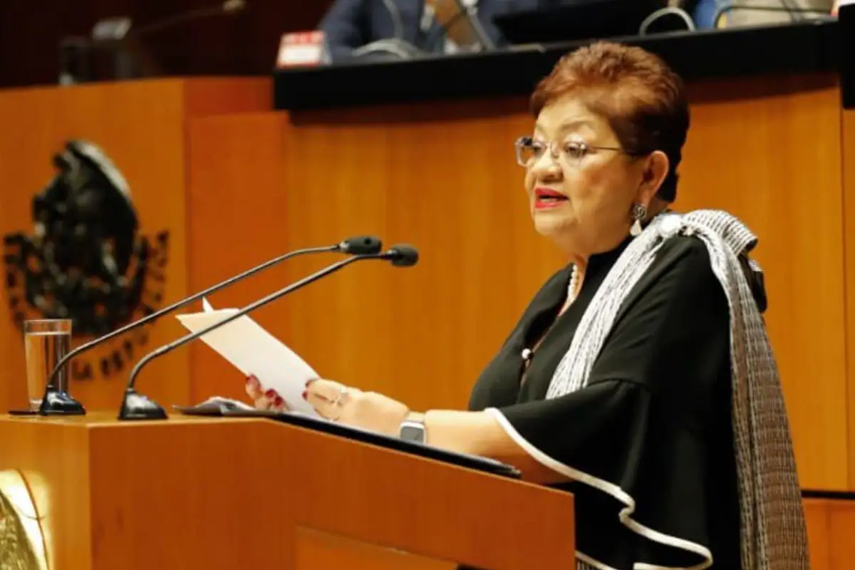 Ernestina Godoy rinde protesta como titular de la FGR