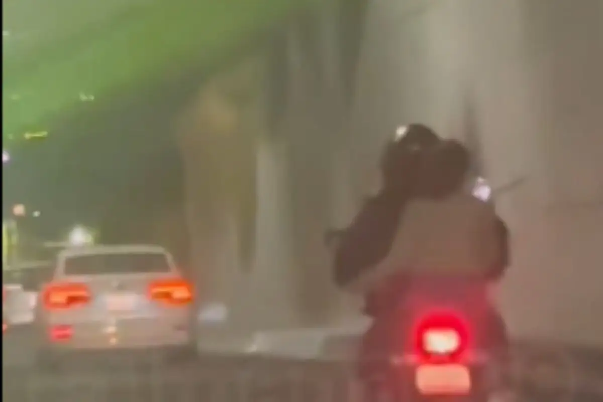 Mujer se toma selfies en una moto a alta velocidad en Puebla