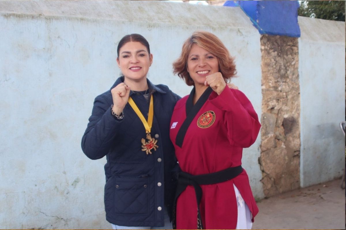 Niñas y niños de juntas auxiliares realizan su examen de Tae Kwon Do para cambiar de cinta