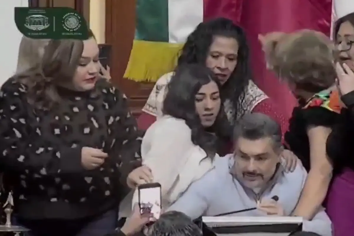 Entre golpes y jalones, PAN toma la tribuna del Congreso de la CDMX y suspenden la sesión