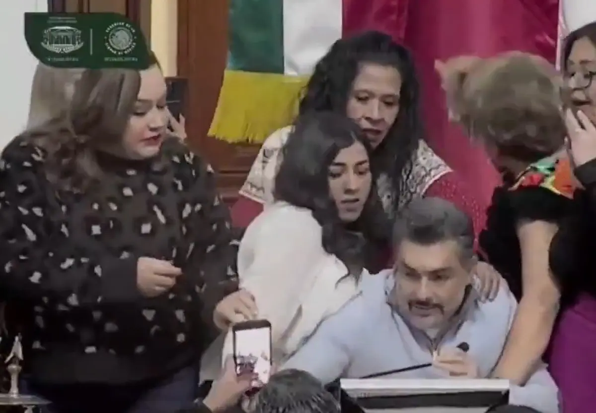 Entre golpes y jalones, PAN toma la tribuna del Congreso de la CDMX y suspenden la sesión