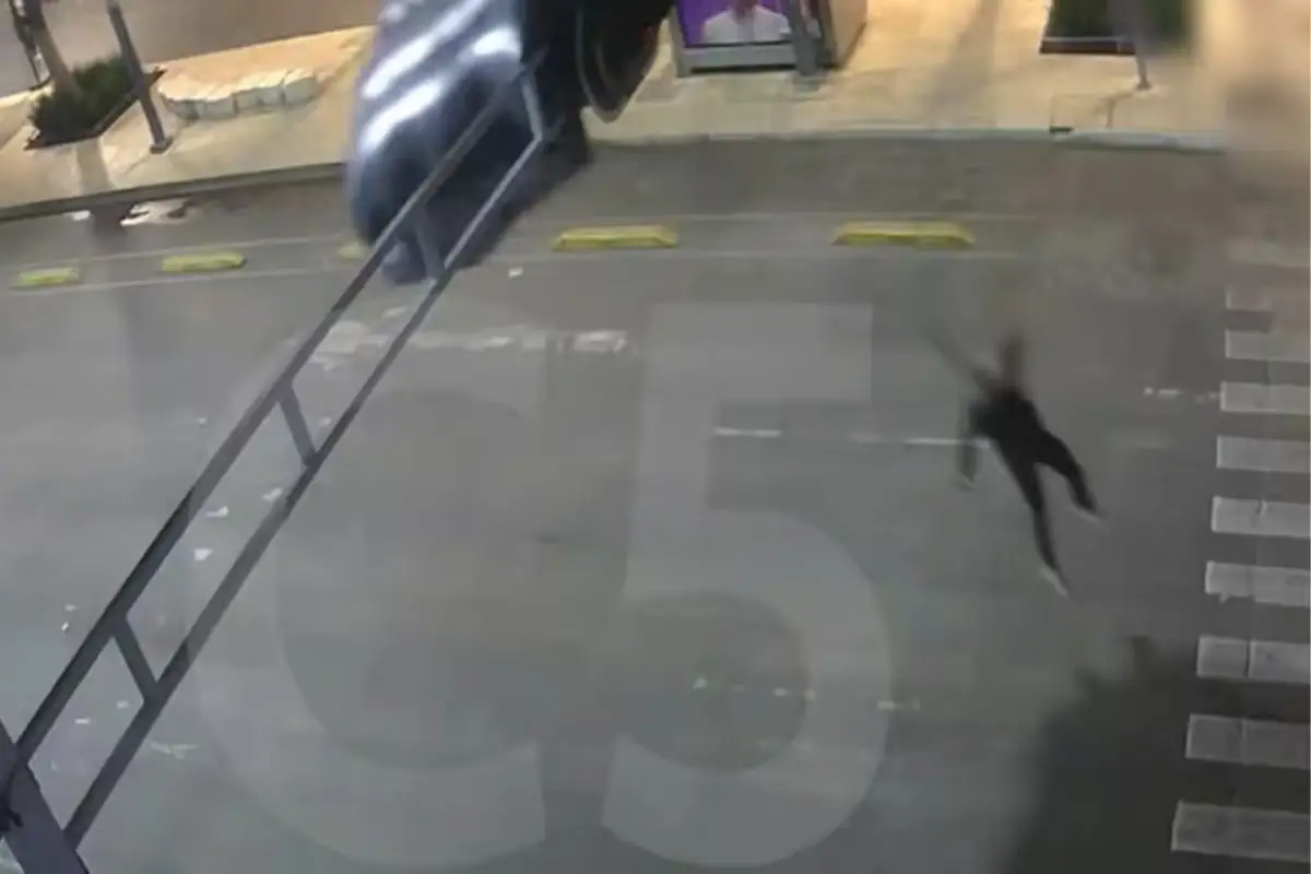 VIDEO: Paracaidista aterriza en el Centro de la CDMX y queda atorado en un semáforo 1 Paracaidista aterriza en el Centro de la CDMX