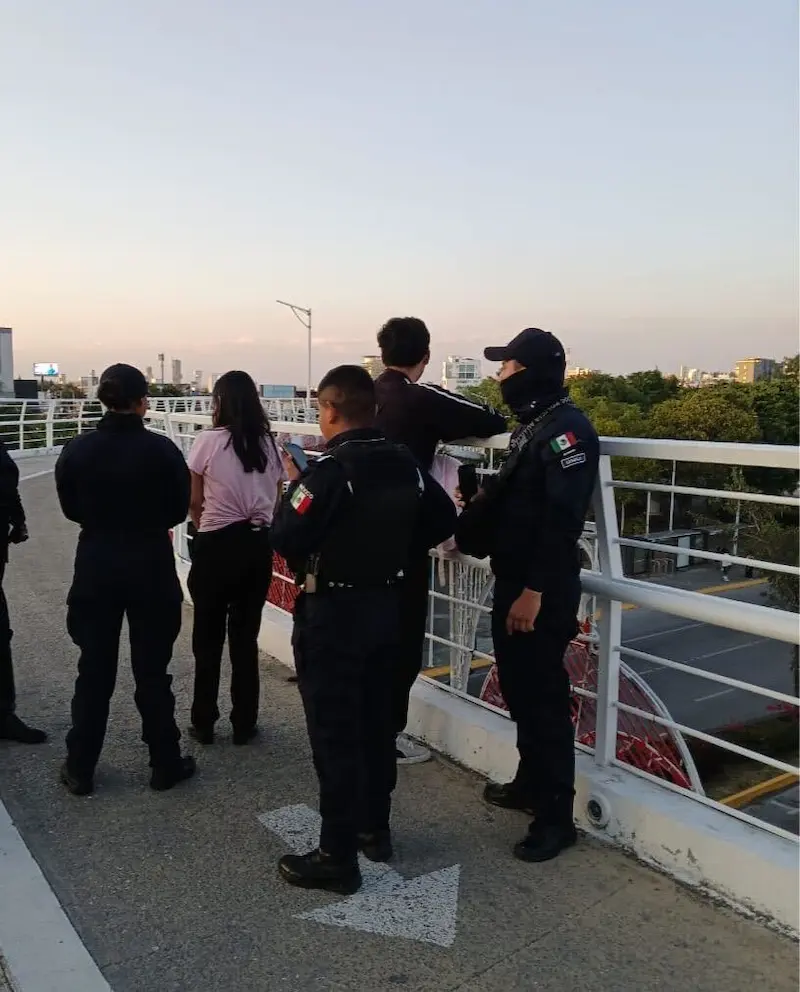 Policías Auxiliares y Turísticos evitan que una mujer se arrojara desde el puente del Parque Lineal