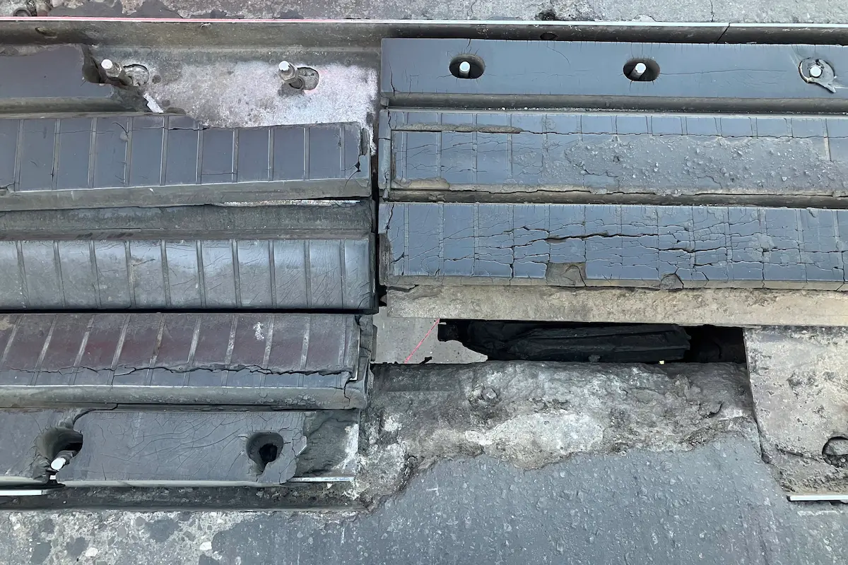 Reportan separación y daños en el puente de la Calzada Zaragoza