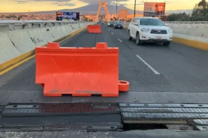 Reportan separación y daños en el puente de la Calzada Zaragoza