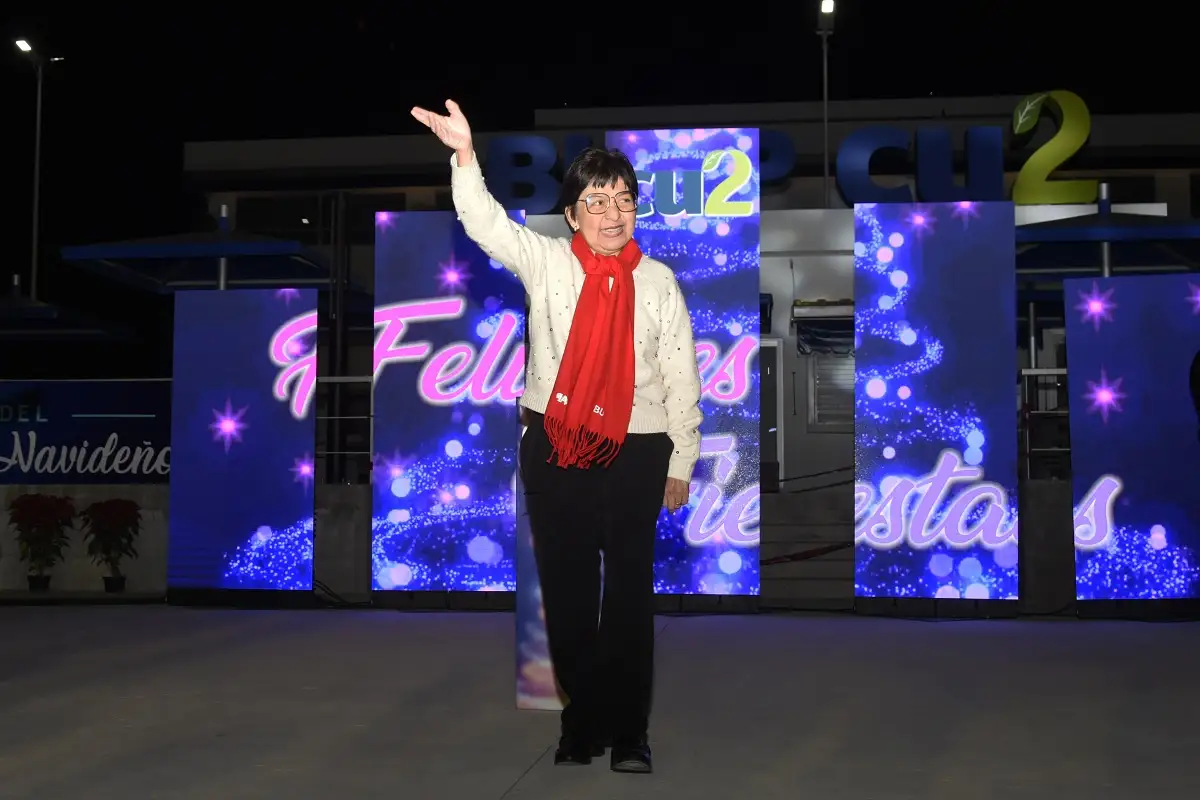 Enciende Rectora árbol de navidad en CU2
