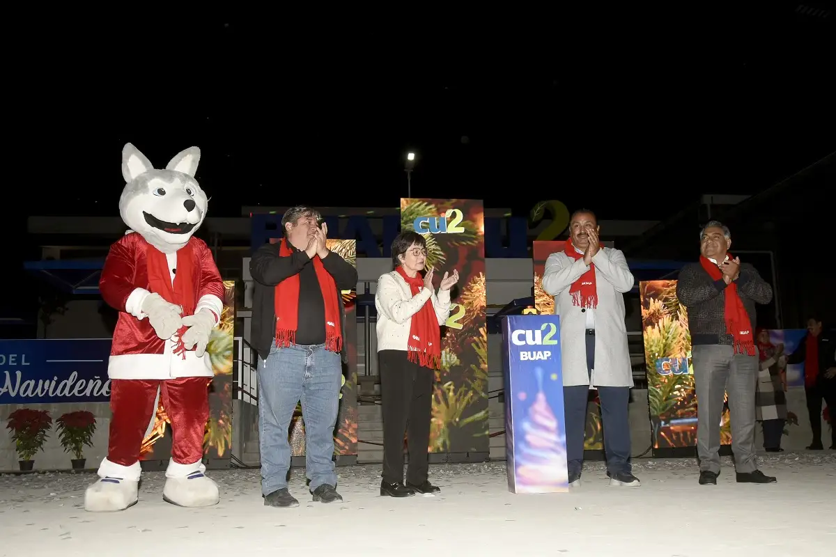 Enciende Rectora árbol de navidad en CU2