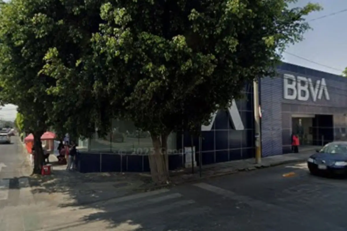 Encuentran presunto artefacto explosivo en BBVA de la 25 Poniente