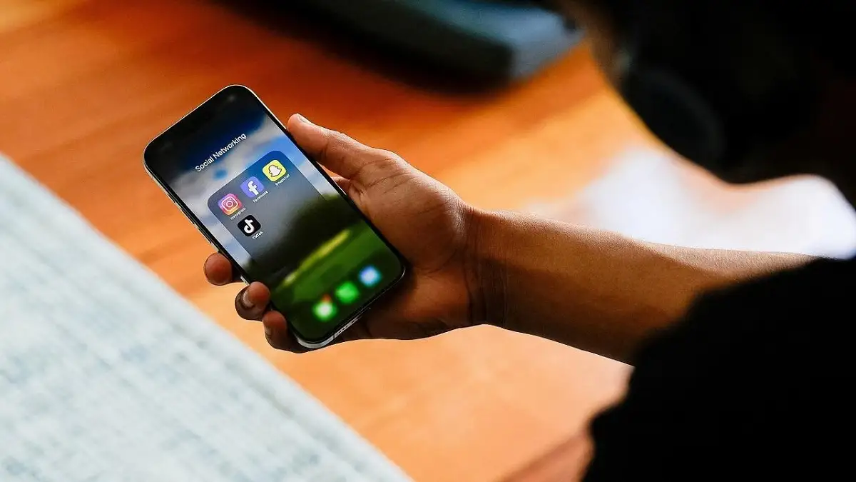 Australia prohíbe redes sociales a menores de 16 años