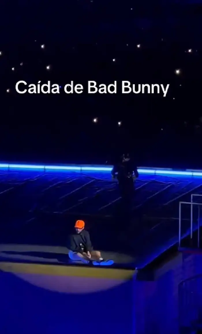 (VIDEO) Bad Bunny sufre caída en “La Casita” durante su primer concierto en CDMX 2 Bad Bunny sufre caída