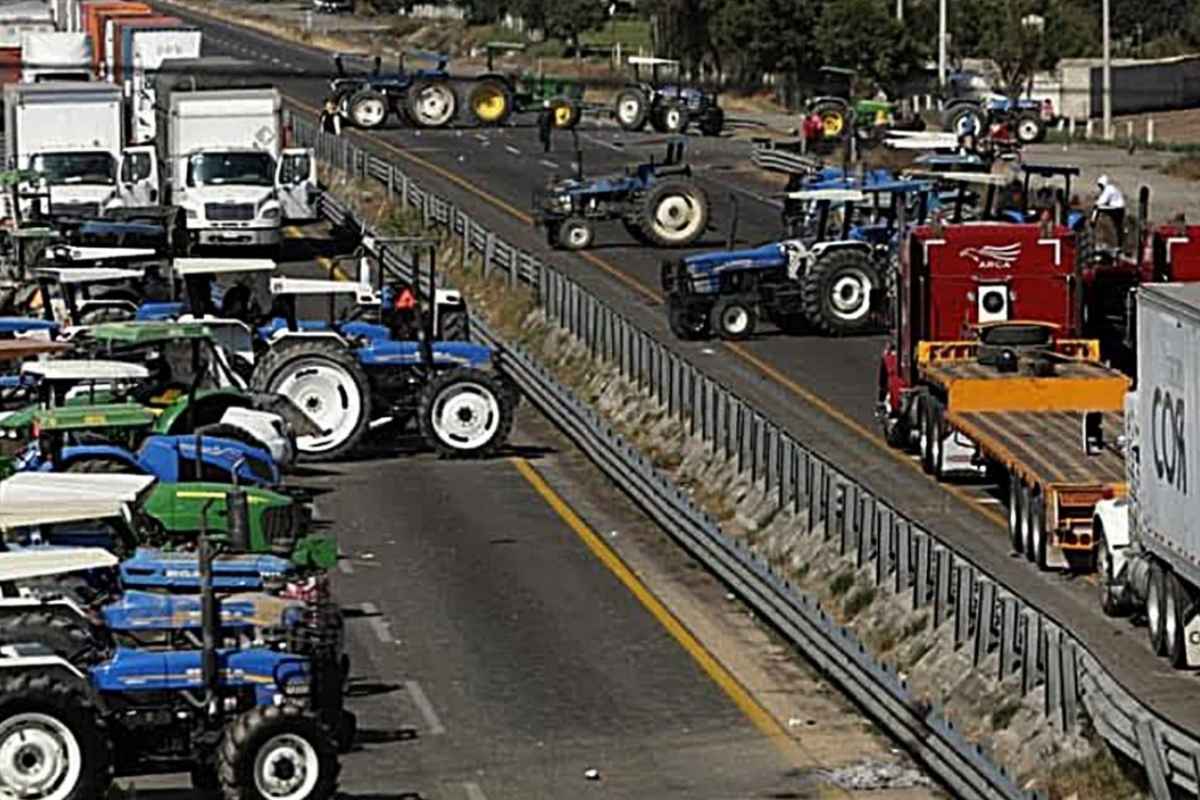 Nacho Mier se alía al Toñín en bloqueo de agricultores en la Puebla-Orizaba 