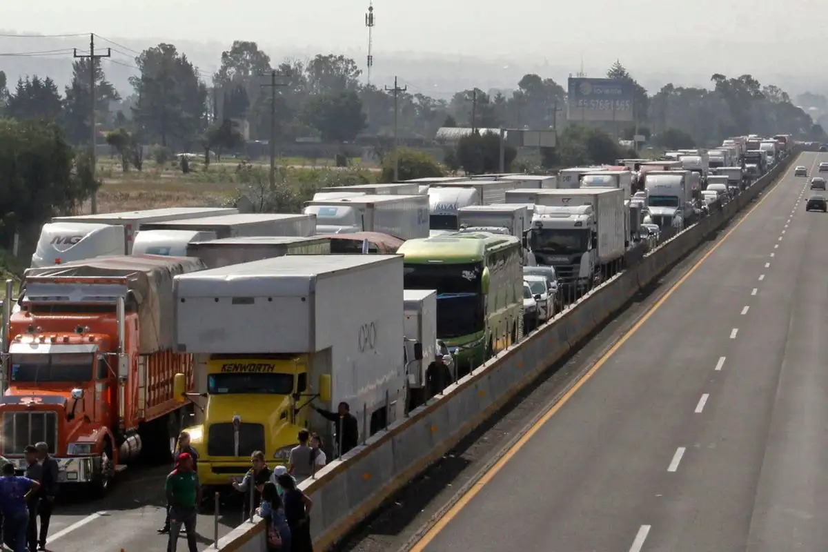 Suman más de 15 horas de bloqueo en la Acatzingo-Ciudad Mendoza