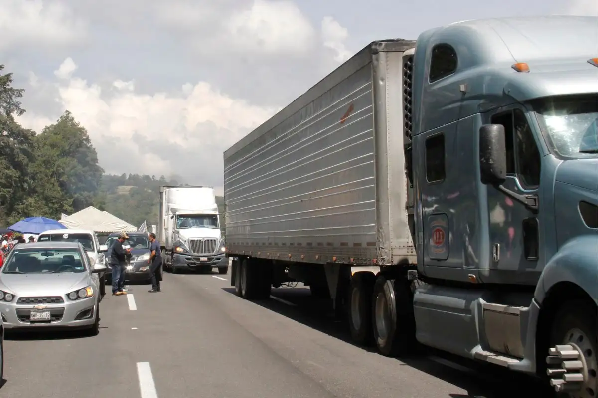 Suman más de 15 horas de bloqueo en la Acatzingo-Ciudad Mendoza 1 Suman más de 15 horas de bloqueo en la Acatzingo-Ciudad Mendoza