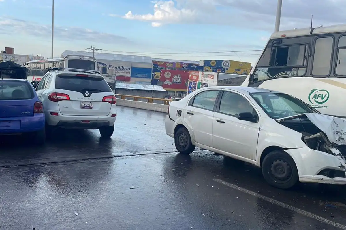 Carambola frente a Central de Abasto en Puebla entre seis vehículos deja heridos