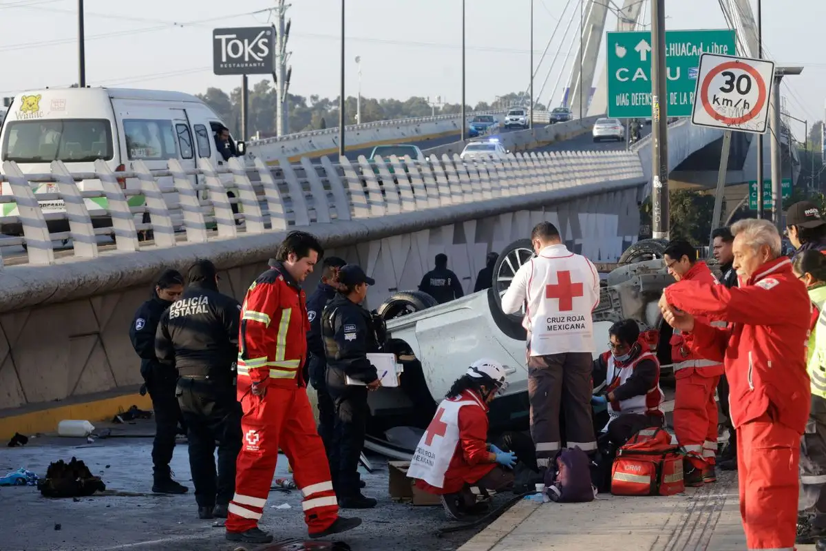 coche vuelca en puente Ignacio Zaragoza