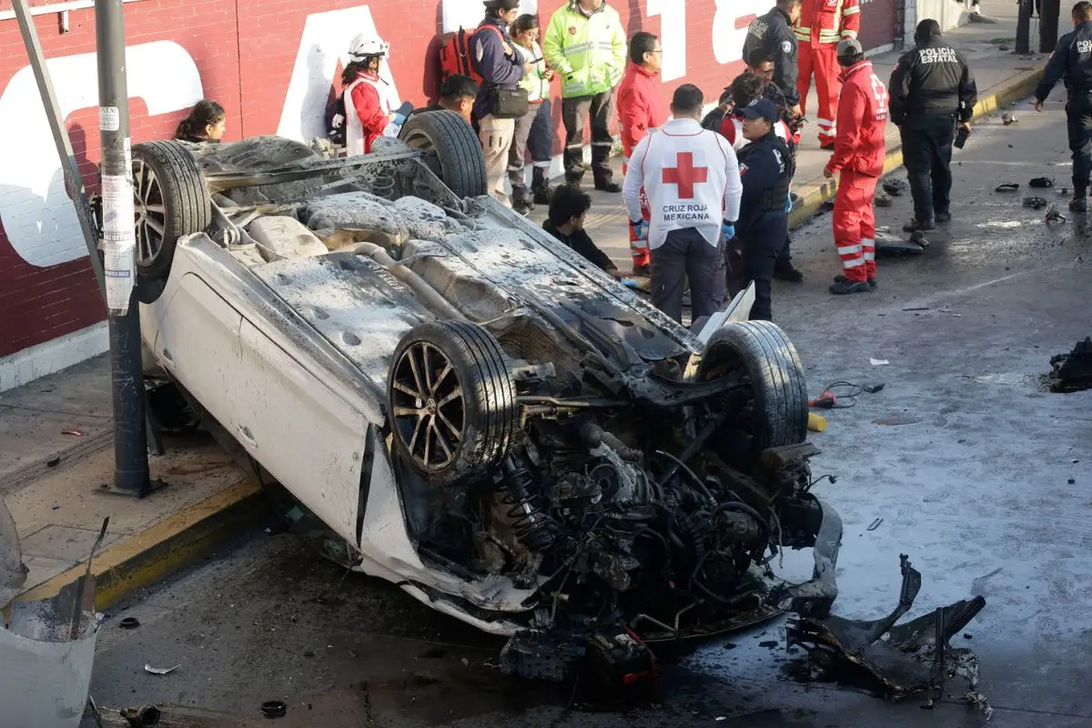 Auto del Edomex vuelca en puente Ignacio Zaragoza de la ciudad de Puebla 1 coche vuelca en puente Ignacio Zaragoza