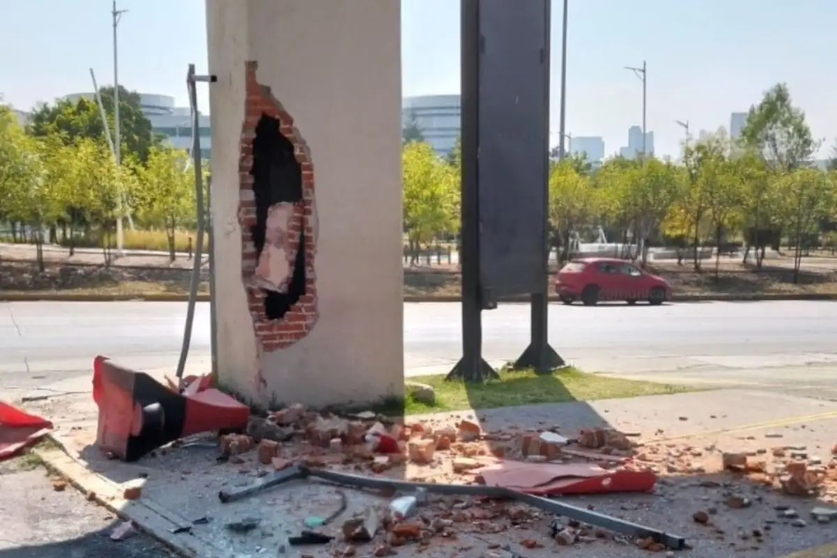 Conductor choca entrada de El Pilar