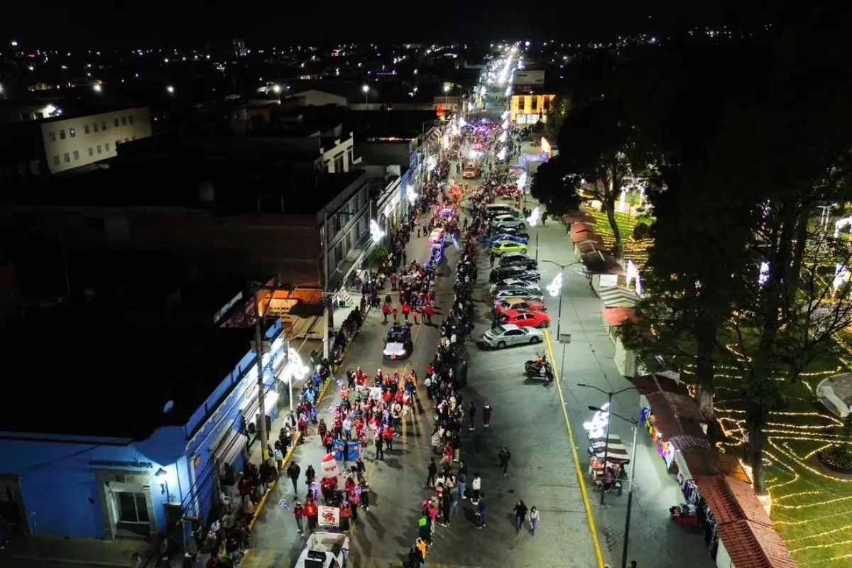 Cientos de familias acuden al tradicional Desfile Navideño en Huejotzingo