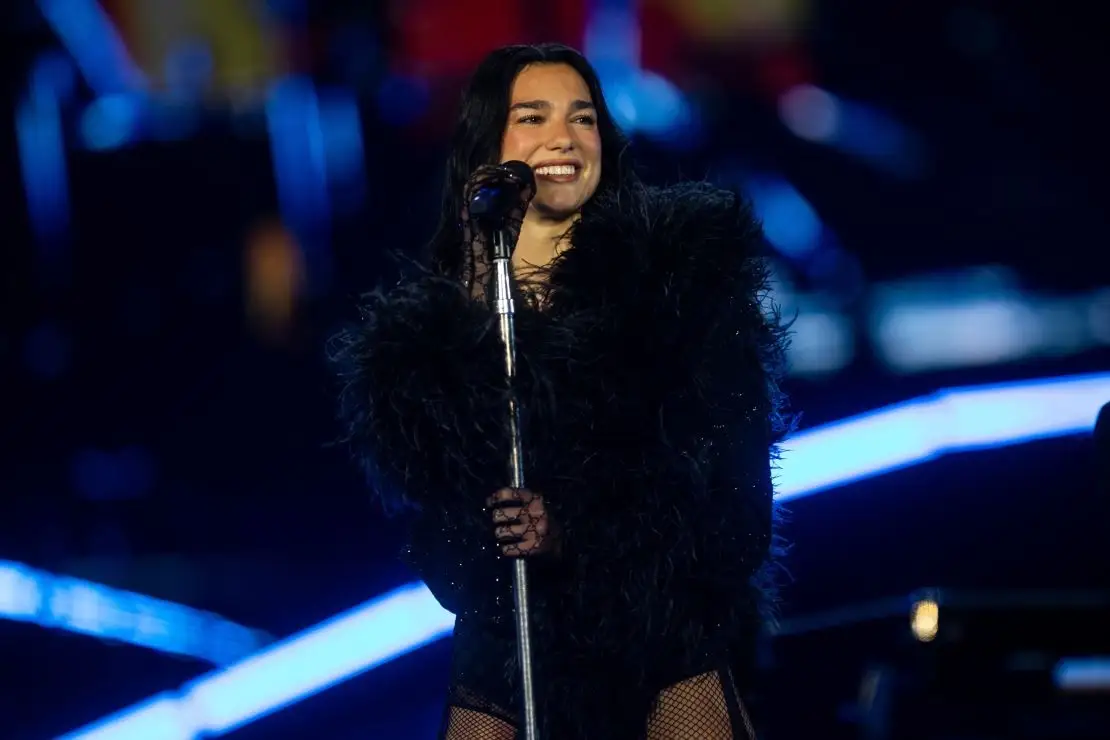 Dua Lipa canta Bésame mucho durante su concierto en CDMX