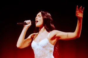 Dua Lipa canta Bésame mucho durante su concierto en CDMX