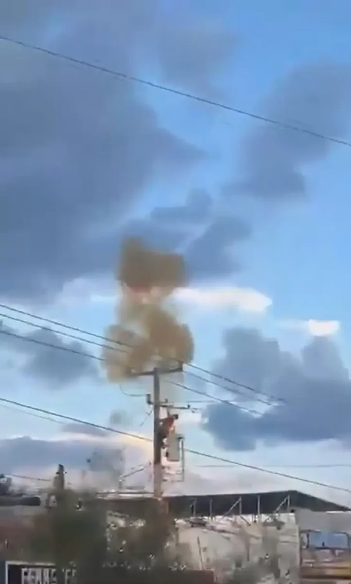 Joven termina electrocutado en Juárez, Nuevo León, y cae sobre patrulla 