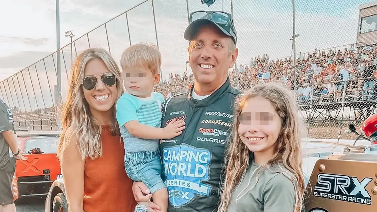 Esposa de Greg Biffle, ex piloto de la NASCAR, mensajeó a su mamá antes de morir en accidente aéreo: “Estamos en problemas” 2 Esposa de Greg Biffle, expiloto de la NASCAR, mandó mensaje antes de morir