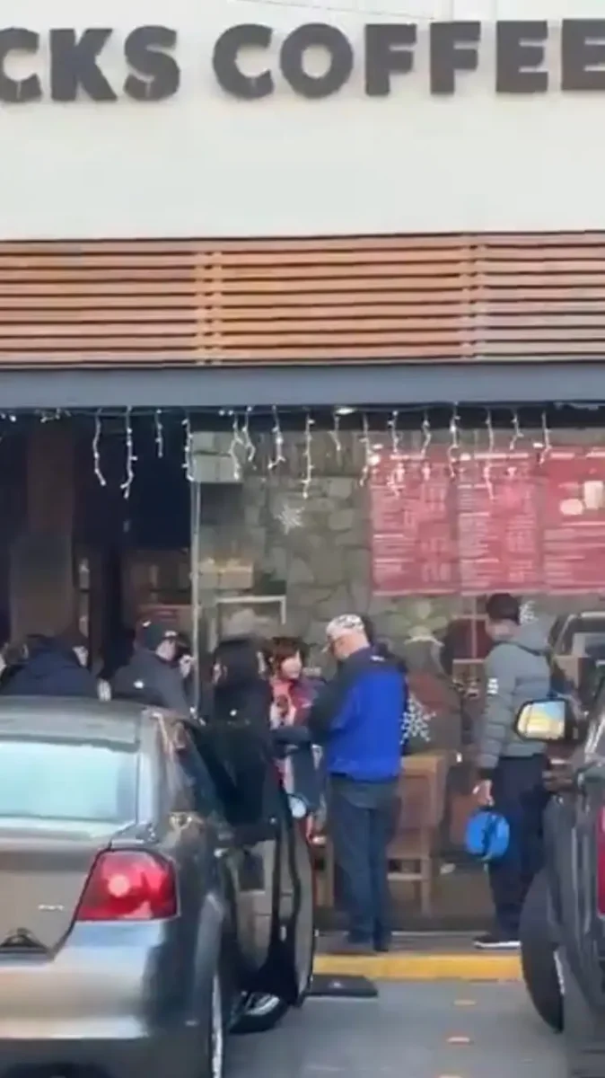 Así las filas para comprar el vaso de oso de Starbucks en Puebla